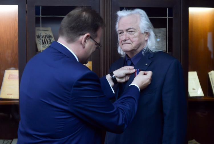 Szef Urzędu do Spraw Kombatantów i Osób Represjonowanych Jan Józef Kasprzyk (L) wręcza medal "Pro Patria" Zbigniewowi Furmanowi (P), 14 bm. w Muzeum Powstania Warszawskiego w Warszawie. Fot. PAP/J. Kamiński