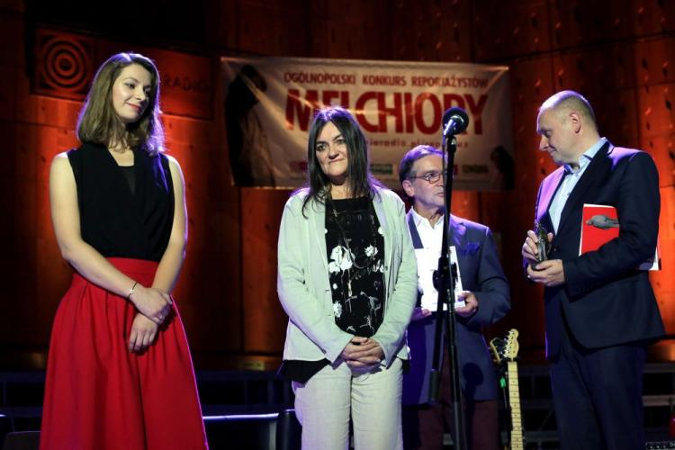 Laureatki nagrody Premiera Roku - reportaż radiowy Dorota Jaśkiewicz-Łebek (2L) i Olga Miśkiewicz-Adamowicz (L). XIII Gala Konkursu Reportażystów Polskich "Melchiory 2017". Fot. PAP/T. Gzell 