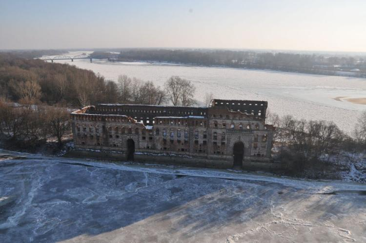 Twierdza Modlin. Ruiny spichlerza z 1832 u zbiegu Narwi i Wisły. Fot. PAP/P. Brzeziński