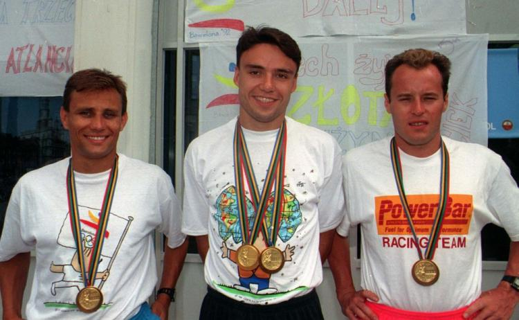 Polscy pięcioboiści Arkadiusz Skrzypaszek (C), Maciej Czyżowicz (P) i Dariusz Goździak (L) z medalami IO. Barcelona, 07.1992. Fot. PAP/P. T. Walczak