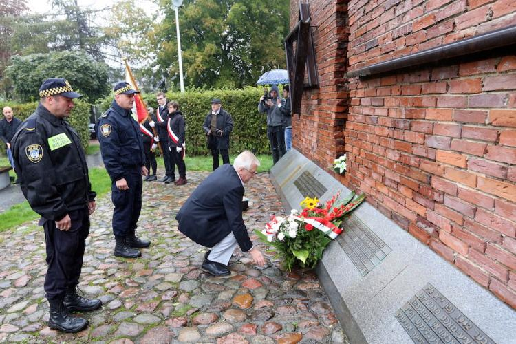 Uroczystości upamiętniające 75. rocznicę likwidacji żydowskiego getta pod Pomnikiem Ofiar Getta w Częstochowie. Fot. PAP/W. Deska