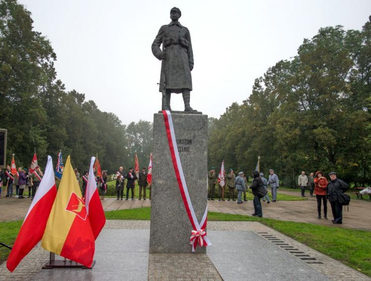 Pomnik Legionisty odsłonięty w łódzkim parku im. Legionów. Fot. PAP/G. Michałowski