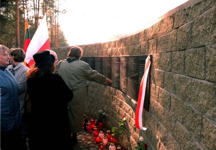 Miejsce pamięci w Ponarach - tablice z nazwiskami pomordowanych Polaków w Ponarach. 2000 r. Fot. PAP/W. Tumidalski 