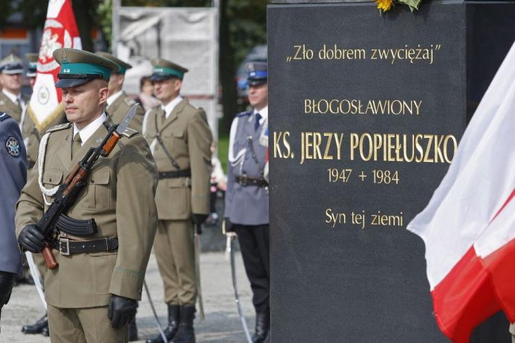 Obchody 70. rocznicy urodzin kapelana NSZZ "Solidarność", błogosławionego ks. Jerzego Popiełuszki przed pomnikiem bł. ks. Jerzego Popiełuszki w Suchowoli. Fot. PAP/A. Reszko