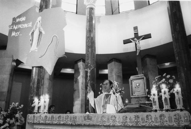 Ksiądz Jerzy Popiełuszko odprawia mszę świętą w intencji ojczyzny w kościele św. Stanisława Kostki. Warszawa 29.05.1983. Fot. PAP/G. Rogiński 