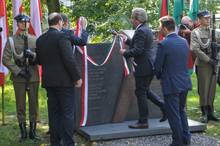 Uroczyste odsłonięcie pomnika przed gmachem Sejmu poświęconego pamięci Węgierskich Honwedów, którzy udzielali pomocy i wsparcia uczestnikom Powstania Warszawskiego. Fot. PAP/M. Obara 