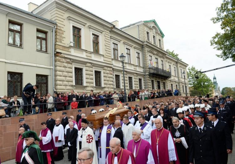 Uroczystości pogrzebowe biskupa Kazimierza Ryczana przy Bazylice Katedralnej w Kielcach. Fot. PAP/P. Polak 