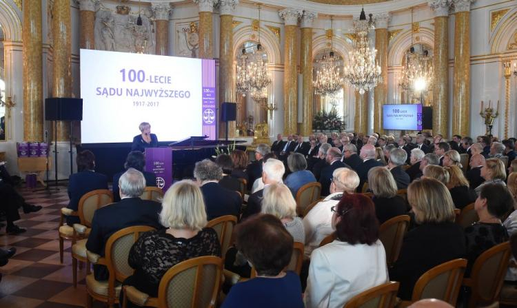 I prezes Sądu Najwyższego Małgorzata Gersdorf przemawia podczas obchodów 100-lecia SN na Zamku Królewskim w Warszawie. Fot. PAP/R. Pietruszka 