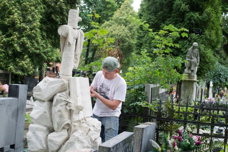 Odnawiany grób rodziny Jóźwiaków na Starym Cmentarzu w Łodzi. 08.2017. Fot. PAP/G. Michałowski 