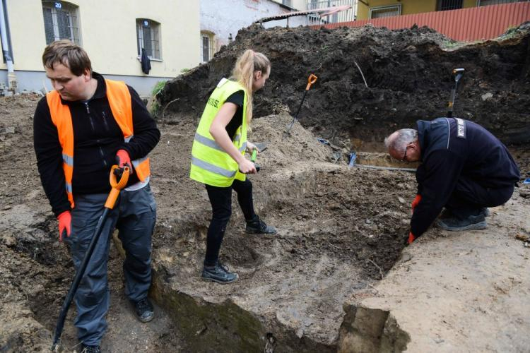 Szef Biura Poszukiwań i Identyfikacji IPN Krzysztof Szwagrzyk (P) na miejscu prac archeologicznych na terenie byłego więzienia przy ul. Rakowieckiej w Warszawie. 25.09.2017. Fot. PAP/J. Kamiński 