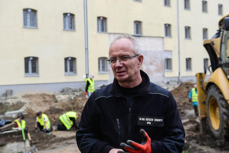 Szef Biura Poszukiwań i Identyfikacji IPN Krzysztof Szwagrzyk na miejscu prac archeologicznych na terenie byłego więzienia przy ul. Rakowieckiej w Warszawie. Fot. PAP/J. Kamiński