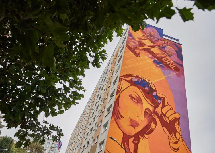 Inspirowany postacią polskiej malarki modernistycznej Tamary Łempickiej wielkoformatowy mural Rafała Roskowińskiego i Jacka Zdybla na gdańskim osiedlu Zaspa. Fot. PAP/A. Warżawa