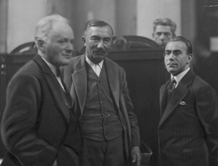 Oskarżeni w procesie brzeskim: Kazimierz Bagiński, Wincenty Witos i Herman Lieberman (stoją od prawej). Źródło: NAC