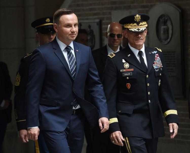 Prezydent Andrzej Duda podczas powitania przez rektora Akademii Wojskowej West Point gen. broni Roberta L. Caslena. 21.09.2017. Fot. PAP/R. Pietruszka 