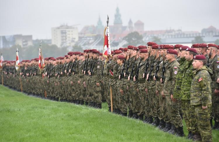 Żołnierze podczas zbiórki na krakowskich Błoniach z okazji 60. rocznicy powstania wojsk powietrznodesantowych w Siłach Zbrojnych oraz 80. rocznicy spadochroniarstwa wojskowego w Polsce. Fot. PAP/J. Bednarczyk 