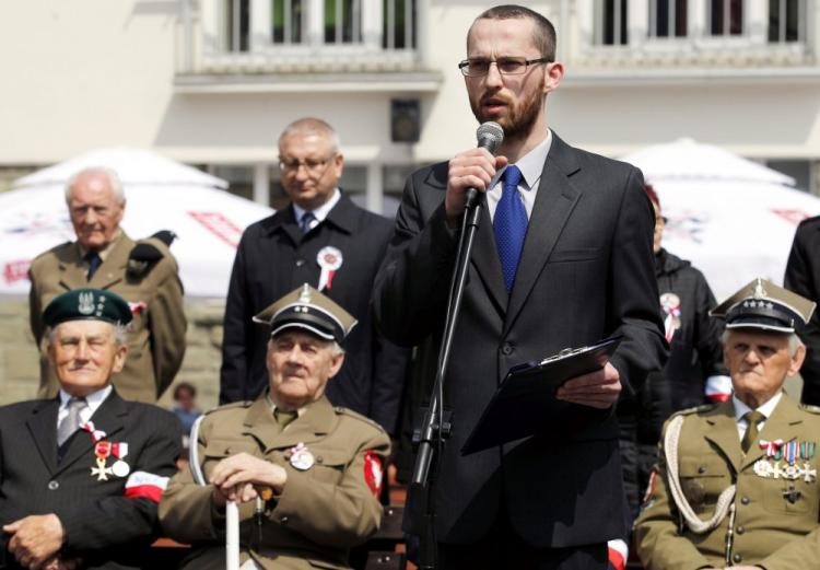 Prezes Związku Żołnierzy NSZ Karol Wołek podczas uroczystości związanych z 70. rocznicą defilady oddziału NSZ kpt. Henryka Flamego „Bartka”. Wisła, 03.05.2016. Fot. PAP/A. Grygiel 