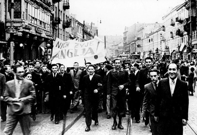 Manifestacja w Warszawie po ogłoszeniu wypowiedzenia wojny przez W. Brytanie i Francje 3 wtrześnia 1939 r.
