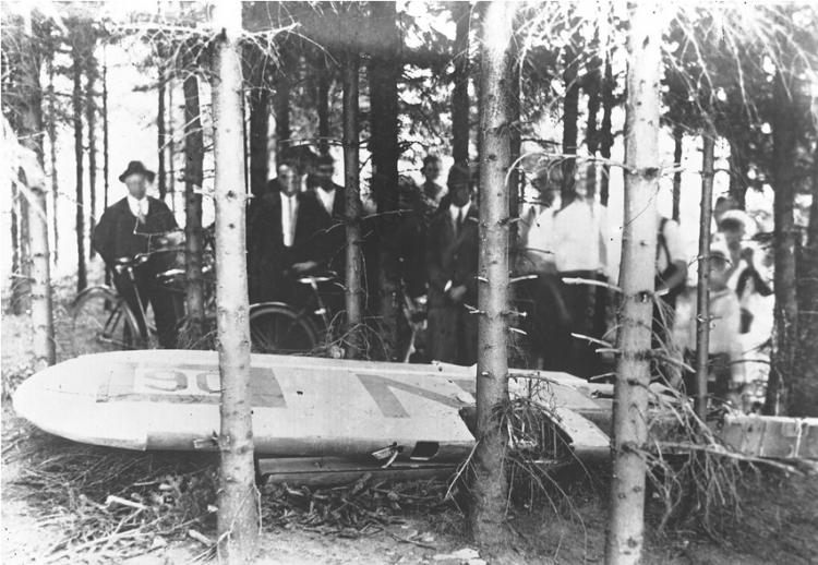 Jedno ze skrzydeł samolotu RWD-6, którym Franciszek Żwirko i Stanisław Wigura lecieli na meeting lotniczy do Pragi. Źródło: NAC