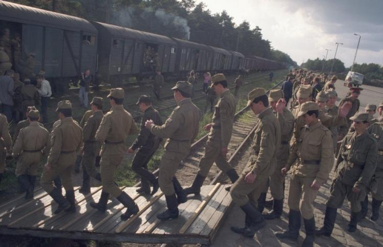 Żołnierze rosyjscy opuszczają Borne Sulinowo. Październik, 1992 r. Fot. PAP/J. Undro