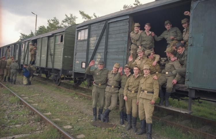 Żołnierze rosyjscy opuszczają Borne Sulinowo. Październik, 1992 r. Fot. PAP/J. Undro