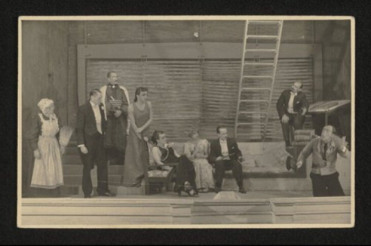 Scena z niezidentyfikowanego spektaklu teatralnego w niemieckim obozie jenieckim Murnau (Oflag VII A Murnau). 1940-1943. Źródło: CBN Polona