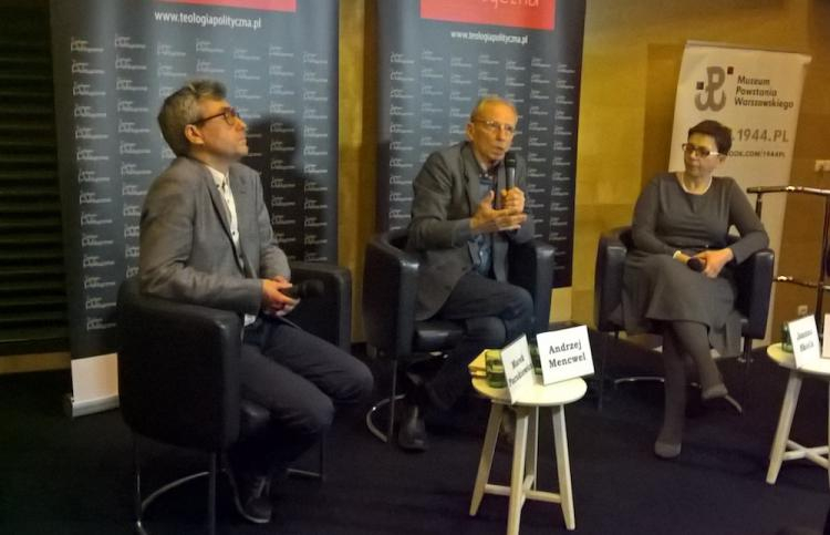 Dr hab. Marek Pacukiewicz (L), prof. Andrzej Mencwel (C) i dr dr Joanna Skolik podczas czwartkowej debaty w ramach Warszawskiego Festiwalu Conradowskiego. Fot. M. Szukała