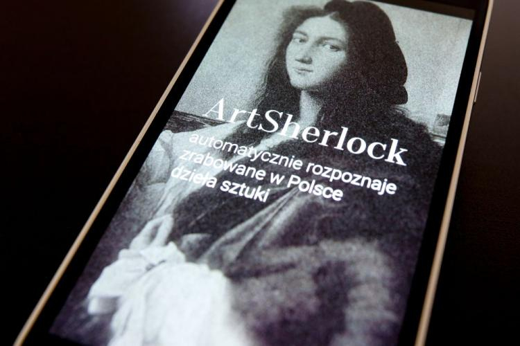 Aplikacja mobilna ArtSherlock umożliwia identyfikację dzieł sztuki, zrabowanych w Polsce podczas II wojny światowej. Fot. PAP/L. Szymański 