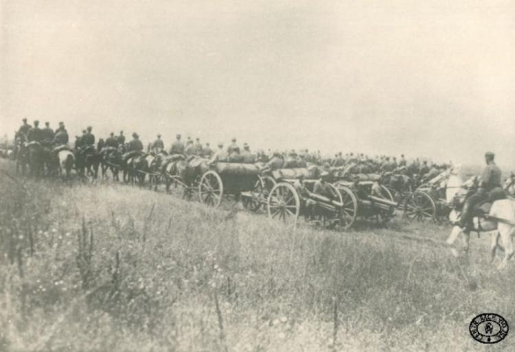 Przegląd oddziałów legionowych dokonywany przez niemieckiego gen. Friedricha von Bernhardiego. Defiluje artyleria. Widoczne armaty polowe 76,5 mm wz. 1905. Czeremoszno, Wołyń. 15.07.1916 r. Źródło: CAW