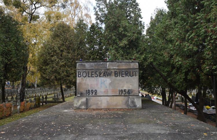 Grób Bolesława Bieruta na Cmentarzu Wojskowym na warszawskich Powązkach. Fot. PAP/R. Pietruszka