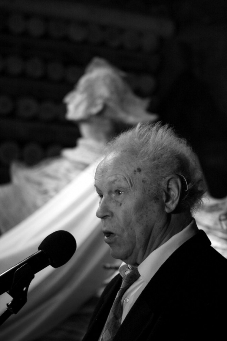 Prof. Bronisław Chromy podczas odsłonięcia pomnika Chopina w zabytkowych podziemiach kopalni soli w Wieliczce. 2010 r. Fot. PAP/S. Rozpędzik