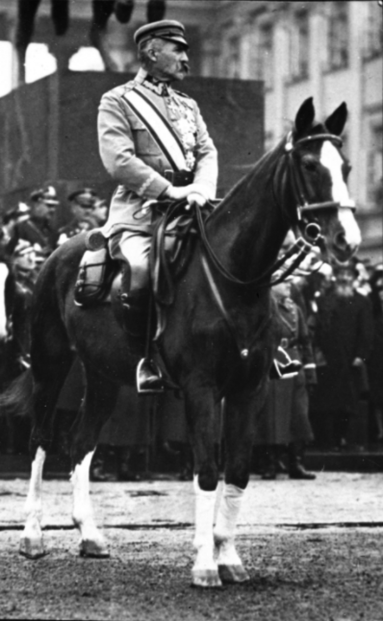Obchody Święta Niepodległości na placu Saskim w Warszawie. Marszałek Józef Piłsudski przyjmuje defiladę, listopad 1926. Źródło: NAC