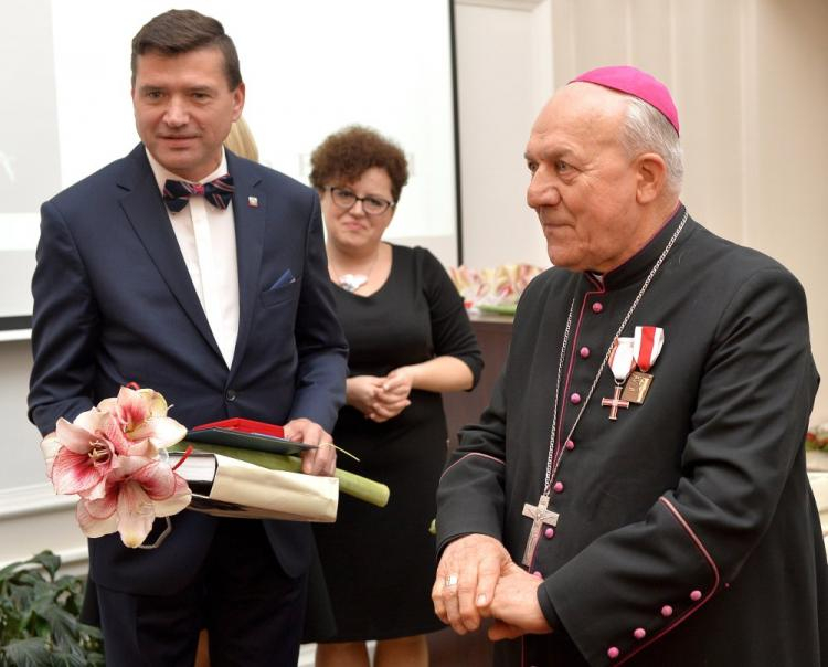 Bp Edward Frankowski uhonorowany Krzyżem Wolności i Solidarności oraz nagrodą "Świadek Historii", dyrektor rzeszowskiego Oddziału Instytutu Pamięci Narodowej dr Dariusz Iwaneczko (L). Fot. PAP/D. Delmanowicz 