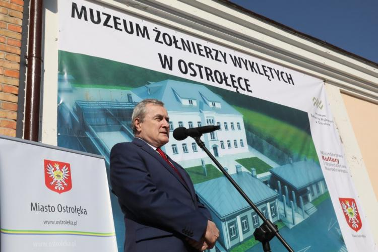 Wicepremier, minister kultury Piotr Gliński podczas uroczystości poświęcenia i wmurowania kamienia węgielnego pod przebudowę budynku Muzeum Żołnierzy Wyklętych w Ostrołęce. Fot. PAP/P. Supernak 