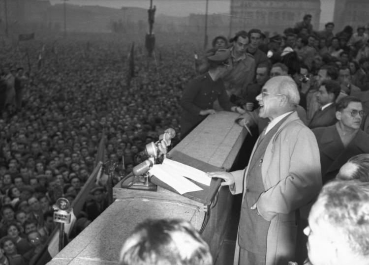 Władysław Gomułka podczas wiecu na Placu Defilad w Warszawie 24 października 1956 r. Fot. Serwis Foto PAP/J. Baranowski