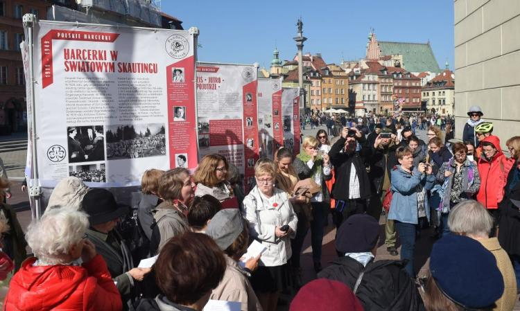 Otwarcie wystawy "Emancypantki czy siłaczki? Polskie harcerki w latach 1911-1949", zorganizowanej z okazji Światowych Dni Polskiej Harcerki na pl. Zamkowym w Warszawie. Fot. PAP/R. Pietruszka