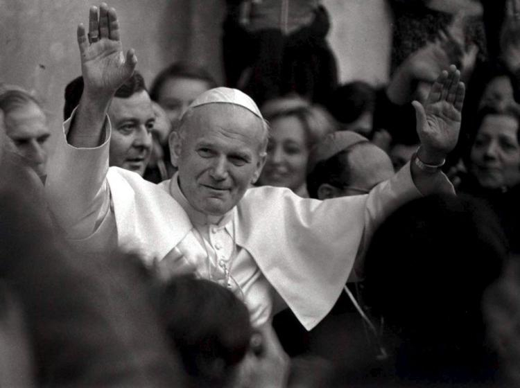 Papież Jan Paweł II podczas pierwszego oficjalnego publicznego wystąpienia w Castel Gandolfo. 1978. Fot. PAP/EPA