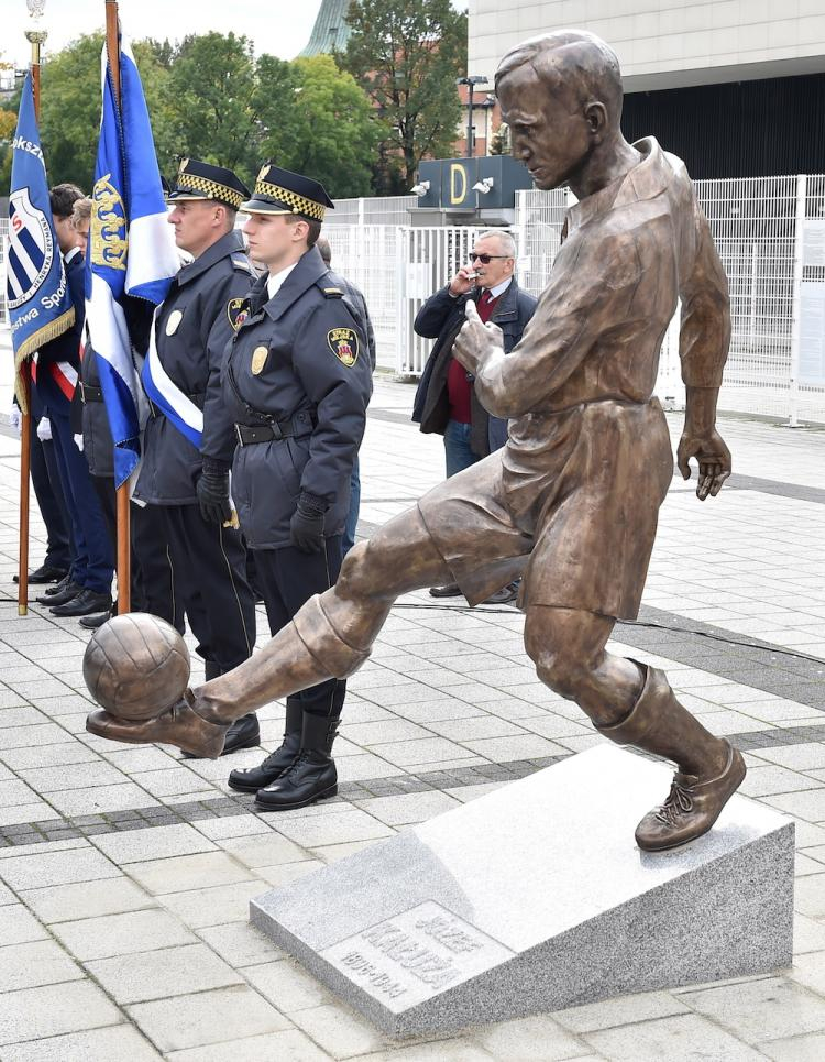 Pomnik Józefa Kałuży - legendarnego piłkarza Cracovii stanął przy ulicy jego imienia, tuż przed stadionem Cracovii w Krakowie. Fot. PAP/J. Bednarczyk