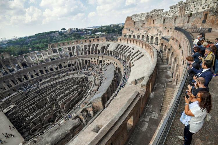 Widok na amfiteatr i na Rzym po udostępnieniu zwiedzającym IV i V piętra Koloseum. Fot. PAP/EPA
