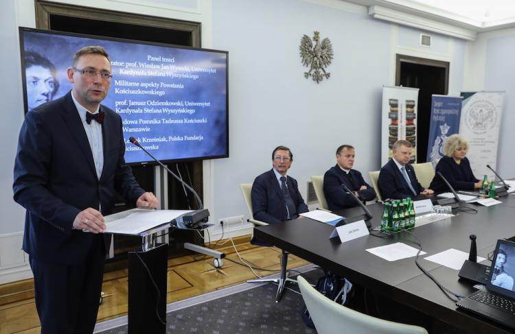 Wicemarszałek Senatu Maria Koc (P), przewodniczący komisji, senator PiS Jarosław Rusiecki (2P), Centralna Biblioteka Wojskowa w Warszawie, dr Bartłomiej Bydoń (L), ks. dr hab. Maciej Bała (3P) z UKSW, historyk Jan Żaryn (4P) podczas konferencji naukowej "Tadeusz Kościuszko - symbol polskiej wolności" zorganizowanej przez senacką Komisję Obrony Narodowej. Fot. PAP/R. Guz