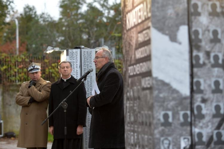 Wiceprezes IPN Krzysztof Szwagrzyk (3L) oraz biskup polowy Wojska Polskiego Józef Guzdek (2L) podczas uroczystego otwarcia wystawy „Kwatera Ł – panteon narodowy pod cmentarnym murem”. Fot. PAP/M. Obara 