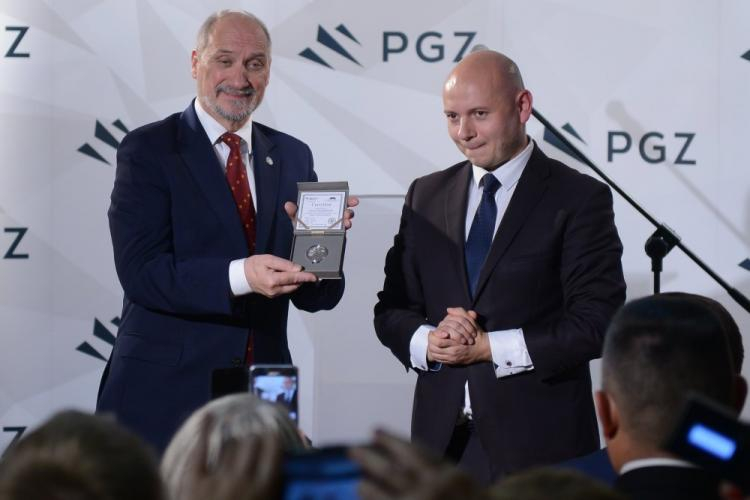 Minister obrony narodowej Antoni Macierewicz (L) i dyrektor Muzeum Henryka Sienkiewicza Maciej Cybulski podczas inauguracji działalności Fundacji Polskiej Grupy Zbrojeniowej - przekazania darowizny na zakup rękopisów kart "Potopu" dla Muzeum Henryka Sienkiewicza. Fot. PAP/J. Kamiński 