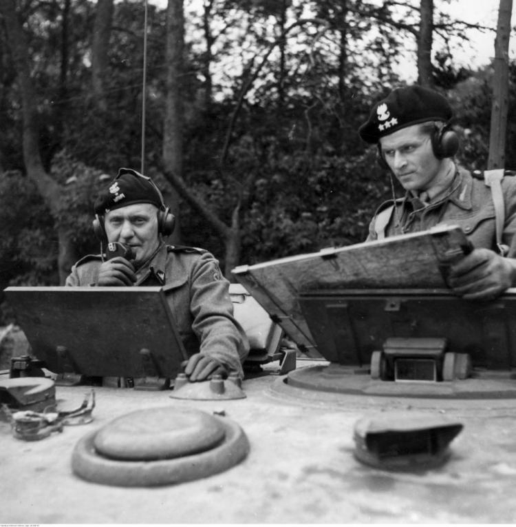 Gen. Stanisław Maczek (L), rtm. T. Wysocki podczas ćwiczeń 1 Dywizji Pancernej przed inwazją na kontynent. Scarborough, 07.1944. Fot. NAC