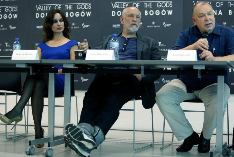 Katowice, 30.05.2016. (L-P) Francuska aktorka Berenice Marlohe, amerykański aktor John Malkovich i reżyser Lech Majewski na konferencji prasowej w trakcie prac nad nowym filmem Lecha Majewskiego "Dolina Bogów". Fot. PAP/A. Grygiel