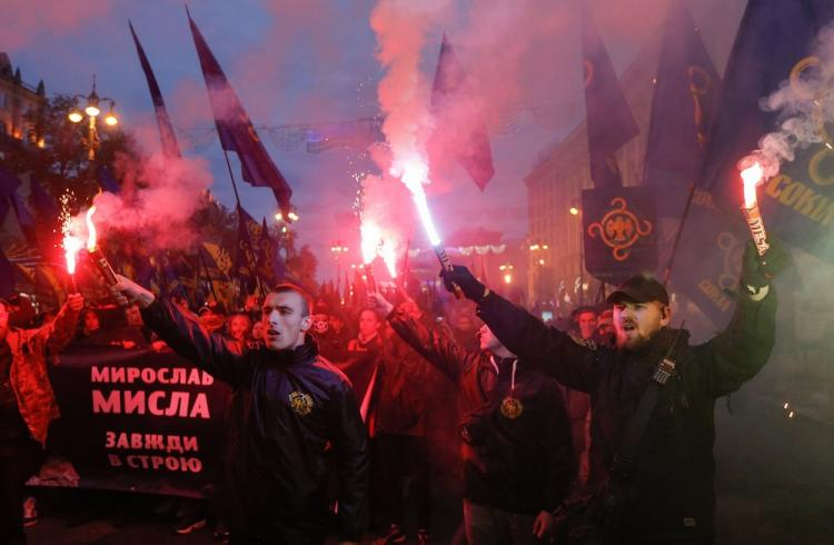 Marsz chwały Ukraińskiej Powstańczej Armii (UPA), który przeszedł w sobotę wieczorem ulicami Kijowa. Fot. PAP/EPA
