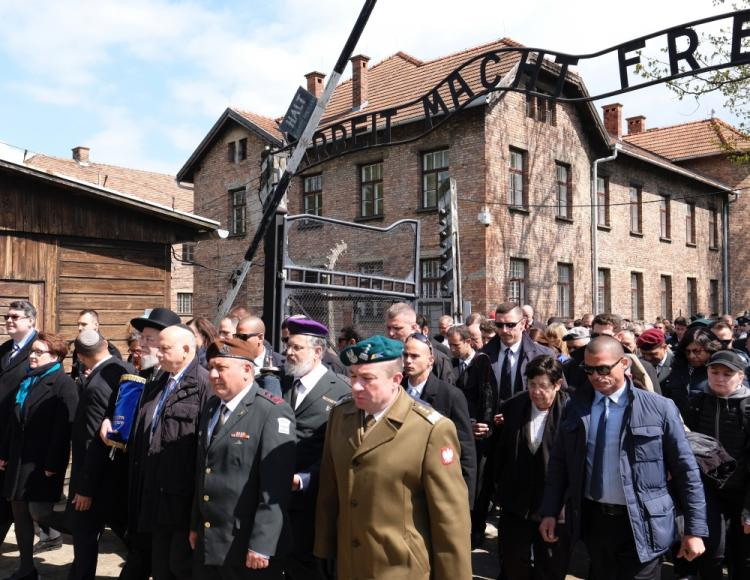 Oświęcim, 24.04.2017. Uczestnicy 26. Marszu Żywych wyruszyli sprzed bramy z napisem "Arbeit macht frei" na terenie byłego niemieckiego obozu Auschwitz I w Oświęcimiu. Fot. PAP/A. Grygiel