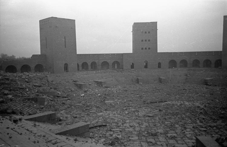Ruiny pomnika-mauzoleum z 1927 r. Olsztynek, 1948 r. Fot. PAP/CAF