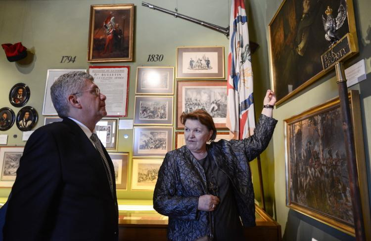  Marszałek Senatu RP Stanisław Karczewski (L) podczas zwiedzania Muzeum Polskiego w Rapperswilu. Fot. PAP/J. Kamiński