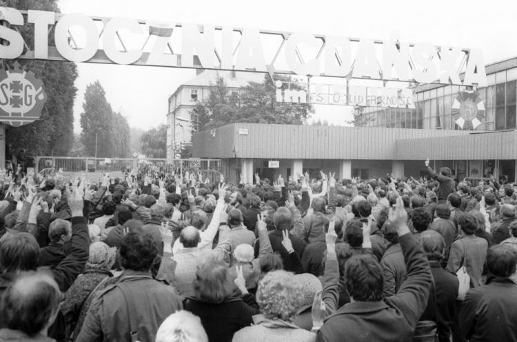 Protest załogi Stoczni Gdańskiej w odpowiedzi na podjętą przez Sejm PRL delegalizację NSZZ Solidarność Gdańsk 12.10.1982. Fot. PAP/J. Morek 