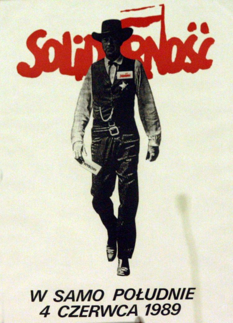 Plakat ”W samo południe” Tomasza Sarneckiego - z Garym Cooperem w roli szeryfa namawiającego do głosowania w wyborach 4 czerwca 1989 r. Fot. PAP/T. Gzell/reprodukcja