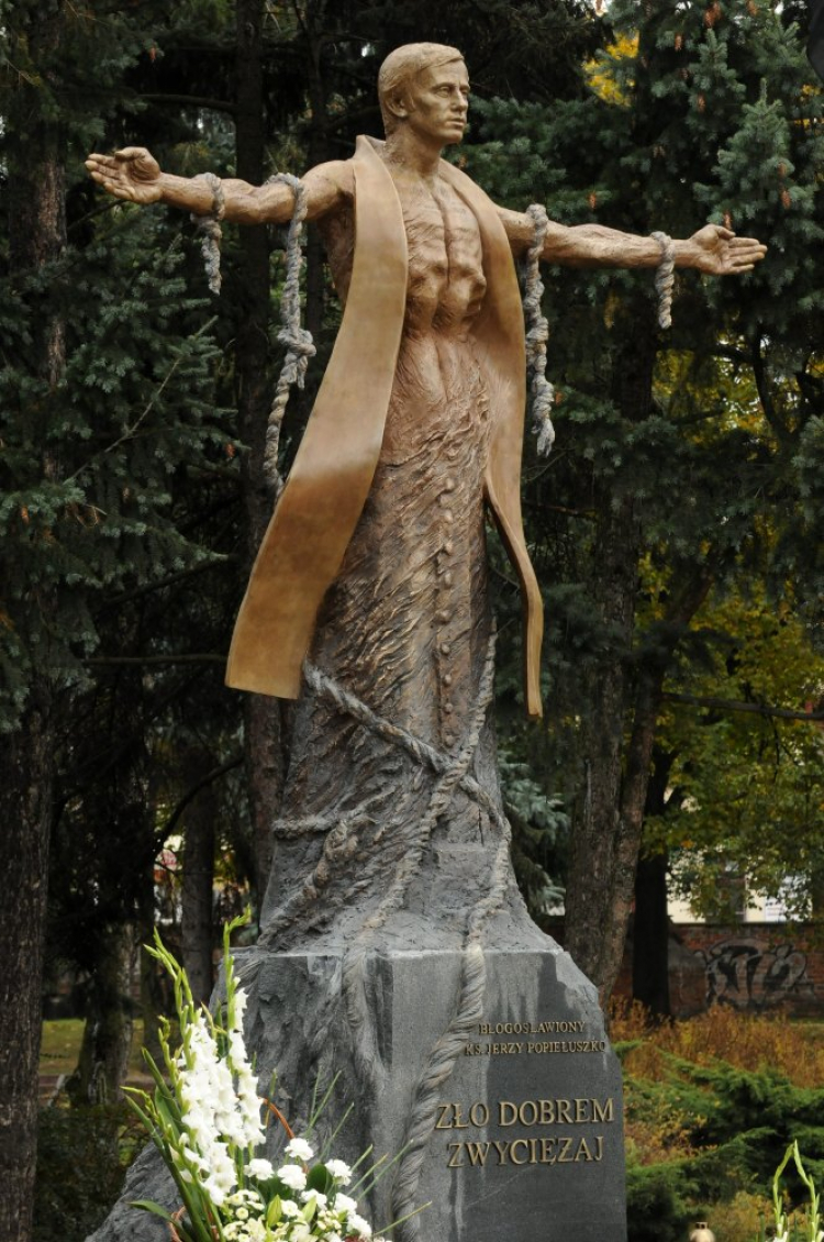 Pomnik błogosławionego księdza Jerzego Popiełuszki w Toruniu. 2011 r. Fot. PAP/T. Żmijewski 